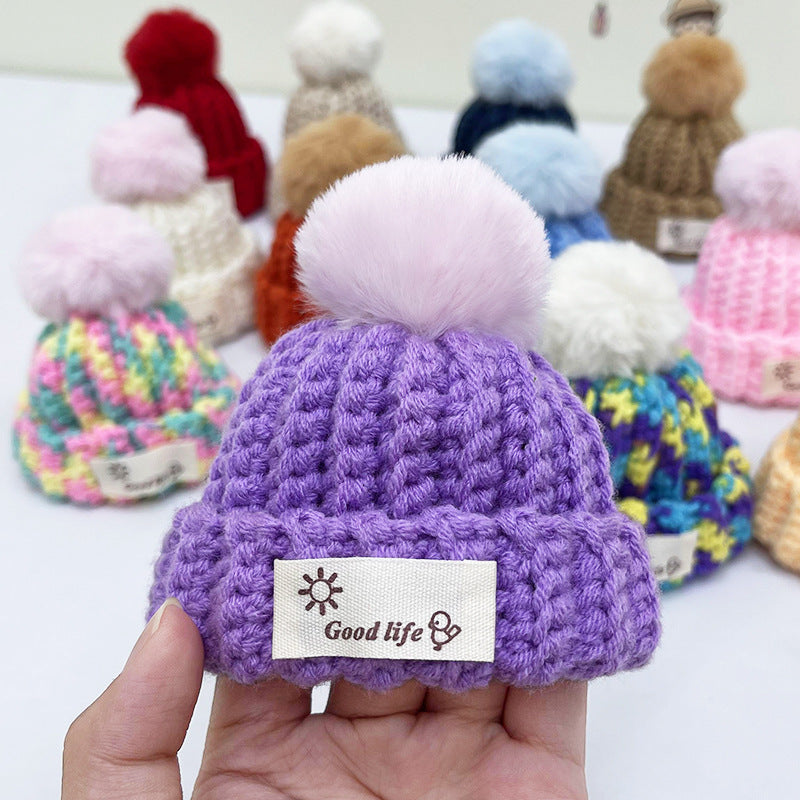 The hat is made of high-quality wool and wool balls, and the knitting process is also very perfect.