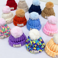 Put hats of different colors together to compare the actual effect.