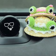 The two straw hats are slightly larger than NOMI, and the brims can just cover the entire NOMI.
