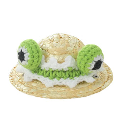 The knitted wool decoration on the straw hat makes this hat childlike and creative.